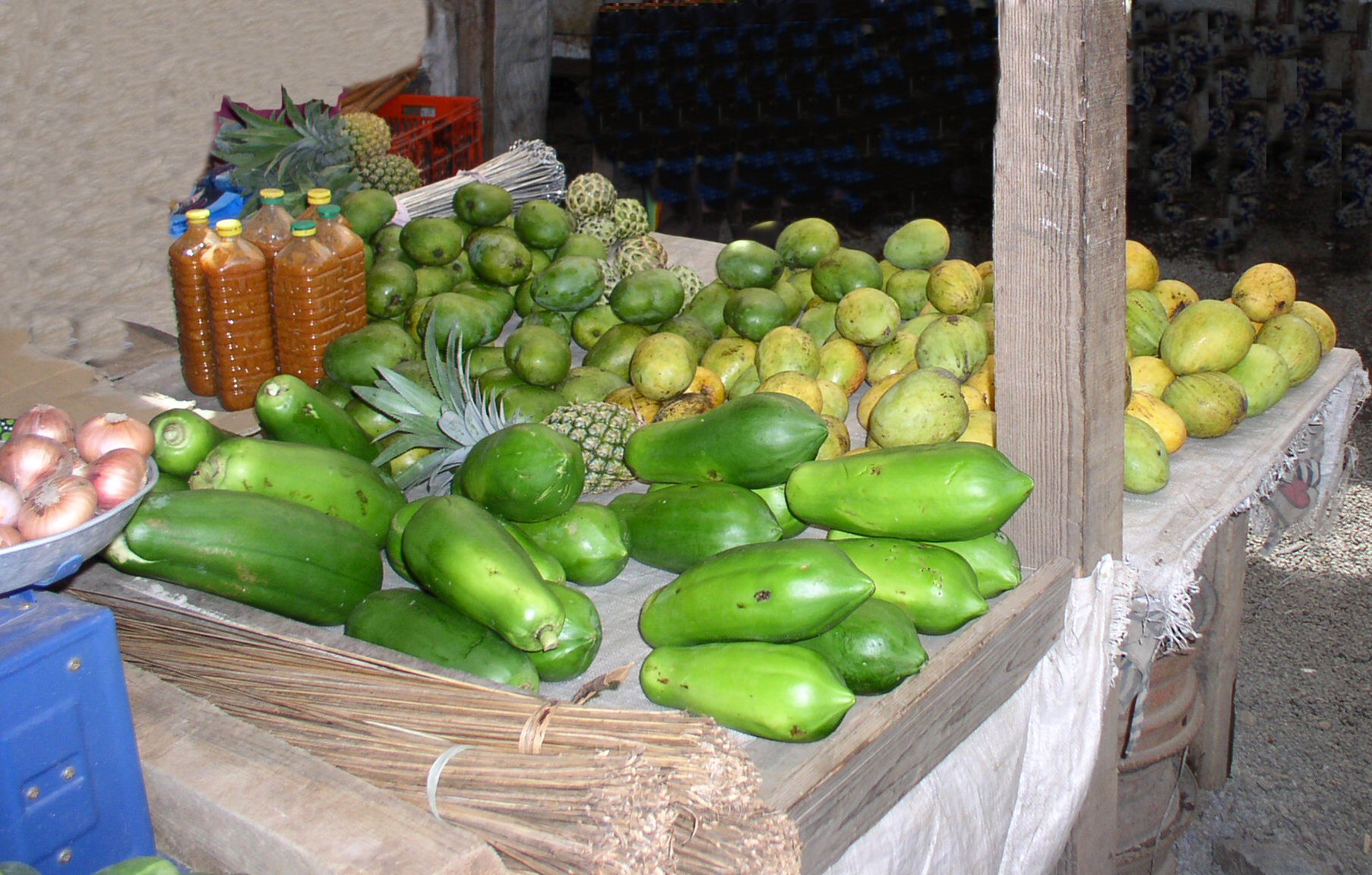 Ananas, oignons, papayes, mangues, purée de piments en bouteille plastique, ...